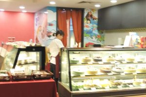 Kedai kek di Taman Senai, Malaysia